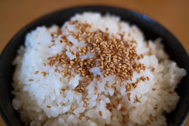 Lezzetli susamlı pilavı kapat.