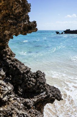 Yoron adasının kobalt mavisi denizi