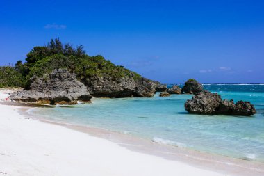 Yoron adasının kobalt mavisi denizi