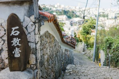 Okinawa 'daki eski kaldırım taşı yolu.