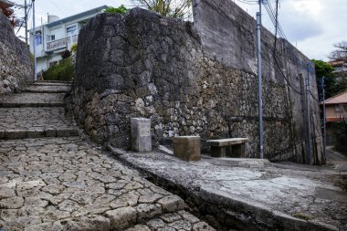 Okinawa 'daki eski kaldırım taşı yolu.