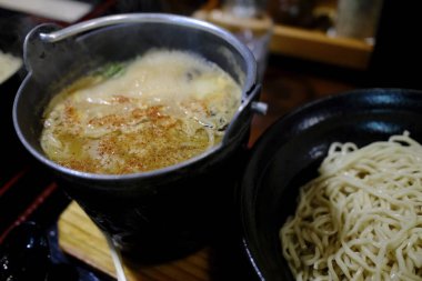 Miso aromalı tsukemeni kapat.