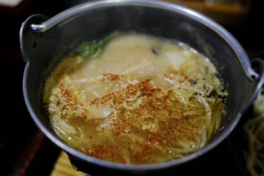 Miso aromalı tsukemeni kapat.