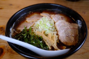 Soya sosu aromalı siu ramen.