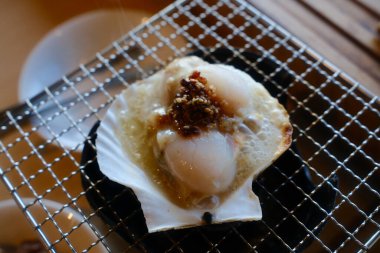 Tel askıda ızgara deniz tarağı.