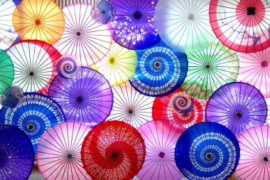 Arkaplan için renkli Japon Şemsiyesi