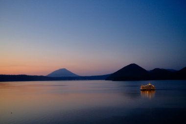 Günbatımında sana göl Hokkaido
