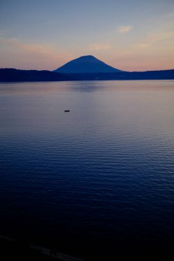 Sabah erkenden göl kenarına