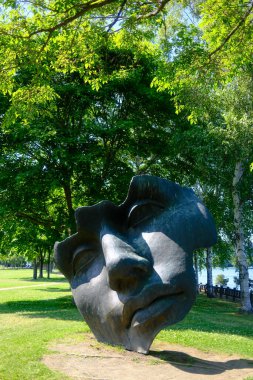 Hokkaido 'da büyük taş heykel