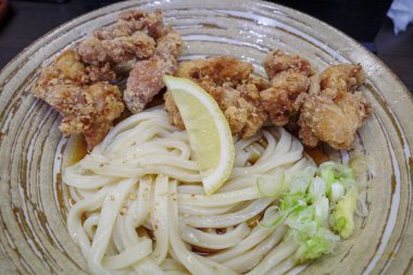 Kızarmış tavuk ve udon.