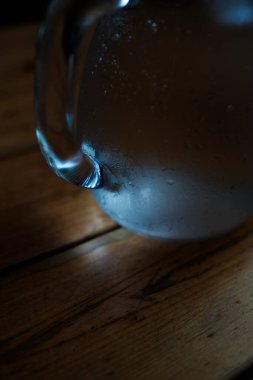 Masada bir sürahi soğuk su