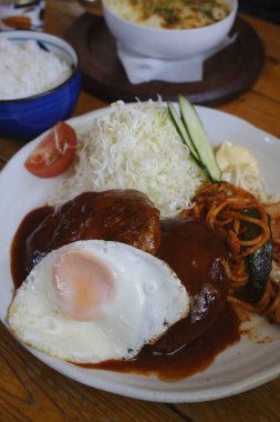 Öğle yemeğinde hamburger.