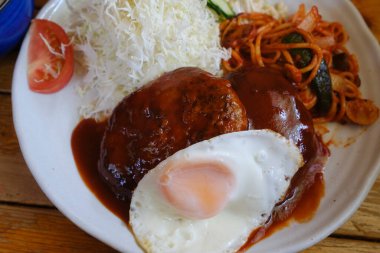 Öğle yemeğinde hamburger.