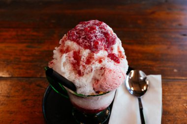 Masada çilek aromalı buzlu dondurma var.