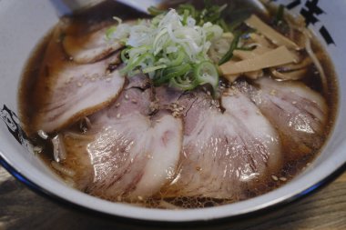 Soya sosu aromalı siu ramen.