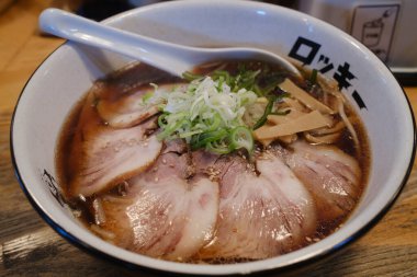 Soya sosu aromalı siu ramen.