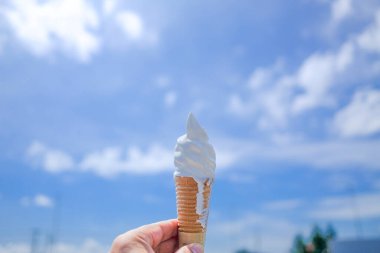 yumuşak servis dondurması ve mavi gökyüzü