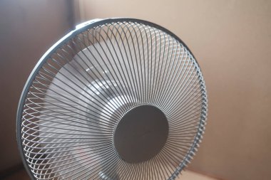 Japon tarzı bir odada elektrikli vantilatör.