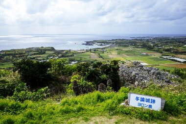 Yoron Adası 'na bakıyorum.