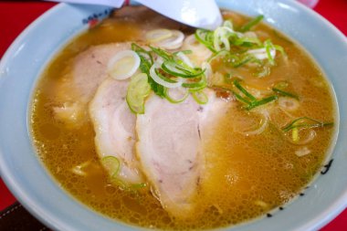 Soya sosu aromalı siu ramen.