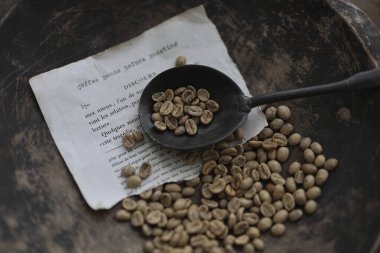 Kavrulmuş kahve çekirdekleri masada