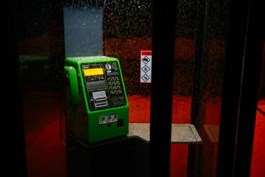 Kışın telefon kulübesi