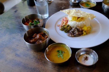 Masadaki Hint körisi.