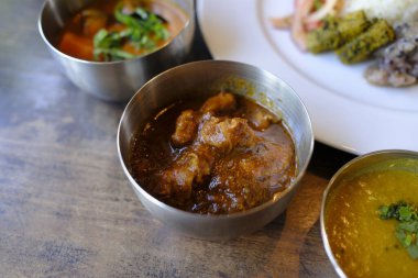 Masadaki Hint körisi.