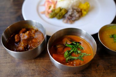 Masadaki Hint körisi.