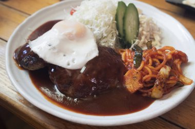 Hamburger sofrasında hazır yemek