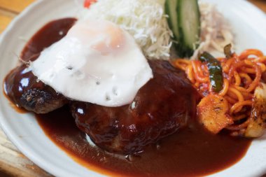 Hamburger sofrasında hazır yemek