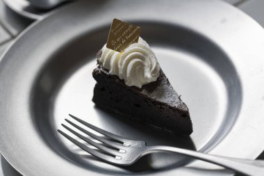 gümüş tabakta çikolatalı kek