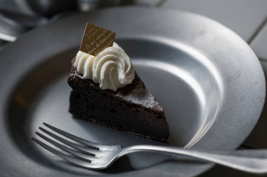 gümüş tabakta çikolatalı kek