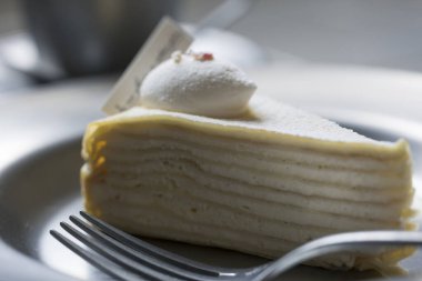 Gümüş tabakta krep keki