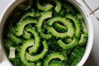 Bir kase suda acı kavun.