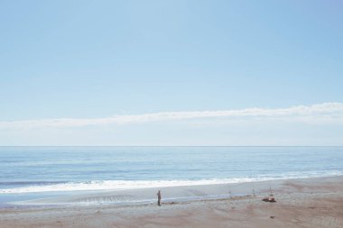Güzel sahil ve mavi gökyüzü