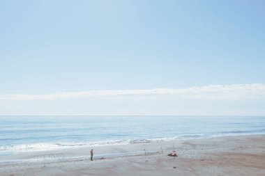 Güzel sahil ve mavi gökyüzü