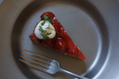 Gümüş tabakta çilekli turta