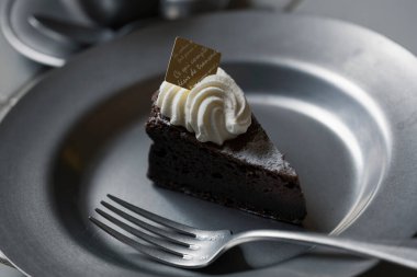 gümüş tabakta çikolatalı kek