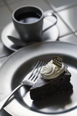 gümüş tabakta çikolatalı kek