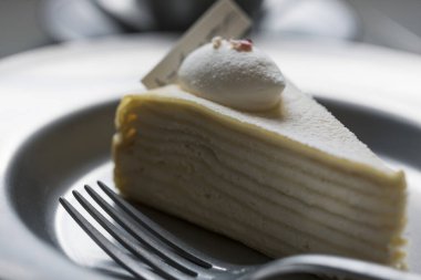 Gümüş tabakta krep keki