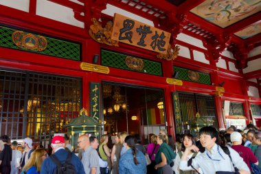 Sensoji Tapınağında bir sürü turist var.
