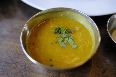 Masadaki Hint körisi.