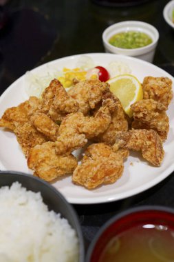 Masada kızarmış tavuk.