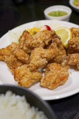 Masada kızarmış tavuk.