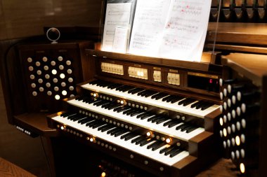 Düğünde elektronu çal.