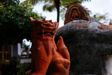 Okinawa 'daki Shisa heykelciği.