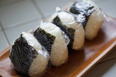 pirinç topu ahşap tabakta