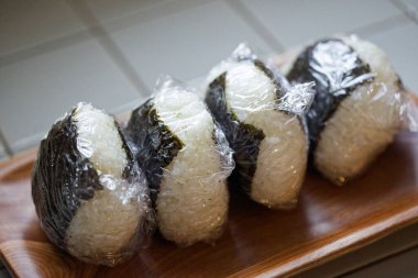 pirinç topu ahşap tabakta