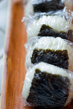 pirinç topu ahşap tabakta